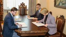 Na zdjęciach sygnatariusze umowy: Dziekan WPiA UG prof. UG Wojciech Zalewski i Dyrektor Segmentu Nauka i Szkolnictwo Wyższe Wolters Kluwer Polska Monika Kulesza-Czupryn oraz kierownik Katedry Informatyki Prawniczej prof. UG Grzegorz Wierczyński
