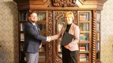 Na zdjęciach sygnatariusze umowy: Dziekan WPiA UG prof. UG Wojciech Zalewski i Dyrektor Segmentu Nauka i Szkolnictwo Wyższe Wolters Kluwer Polska Monika Kulesza-Czupryn oraz kierownik Katedry Informatyki Prawniczej prof. UG Grzegorz Wierczyński