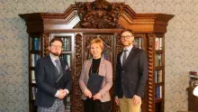 Na zdjęciach sygnatariusze umowy: Dziekan WPiA UG prof. UG Wojciech Zalewski i Dyrektor Segmentu Nauka i Szkolnictwo Wyższe Wolters Kluwer Polska Monika Kulesza-Czupryn oraz kierownik Katedry Informatyki Prawniczej prof. UG Grzegorz Wierczyński