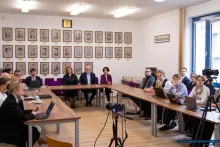 Konferencja „Ingerencja państwa na rynku ubezpieczeniowym – czuły opiekun czy autorytarny regulator?”, która odbyła się w ubiegły piątek na Wydziale Prawa i Administracji Uniwersytetu Gdańskiego, zgromadziła niemal całe środowisko naukowe zajmujące się prawem ubezpieczeniowym w Polsce, a także kluczowych przedstawicieli rynku, na czele z Polską Izbą Ubezpieczeń oraz Rzecznikiem Finansowym. Wydarzenie stanowiło kolejną odsłonę cyklu „nauka dla praktyki – praktyka dla nauki”