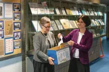 losowanie nazwisk zwycięzców przez Panią Prodziekan ds Kształcenia i Panią Kierownik biblioteki