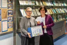 wylosowanie nazwisk zwycięzców przez Panią Prodziekan ds Kształcenia i Panią Kierownik biblioteki