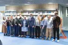 zdjęcie zbiorowe laureatów oraz Pani Kierownik biblioteki i Prodziekana ds. Współpracy Międzynarodowej i Rozwoju
