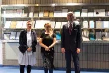 laureatka nagrody głównej w towarzystwie Pani Kierownik biblioteki i Prodziekana ds. Współpracy Międzynarodowej i Rozwoju