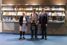 laureat nagrody głównej w towarzystwie Pani Kierownik biblioteki i Prodziekana ds. Współpracy Międzynarodowej i Rozwoju