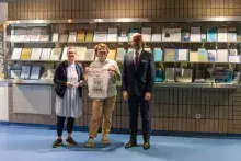 laureat nagrody pocieszenia w towarzystwie Pani Kierownik biblioteki i Prodziekana ds. Współpracy Międzynarodowej i Rozwoju