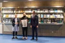 laureat nagrody pocieszenia w towarzystwie Pani Kierownik biblioteki i Prodziekana ds. Współpracy Międzynarodowej i Rozwoju