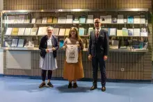 laureatka nagrody pocieszenia w towarzystwie Pani Kierownik biblioteki i Prodziekana ds. Współpracy Międzynarodowej i Rozwoju