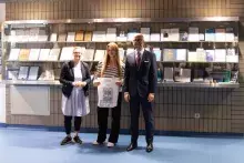 laureatka nagrody pocieszenia w towarzystwie Pani Kierownik biblioteki i Prodziekana ds. Współpracy Międzynarodowej i Rozwoju
