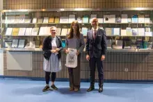 laureatka nagrody pocieszenia w towarzystwie Pani Kierownik biblioteki i Prodziekana ds. Współpracy Międzynarodowej i Rozwoju