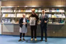 laureat nagrody pocieszenia w towarzystwie Pani Kierownik biblioteki i Prodziekana ds. Współpracy Międzynarodowej i Rozwoju
