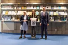 laureatka nagrody pocieszenia w towarzystwie Pani Kierownik biblioteki i Prodziekana ds. Współpracy Międzynarodowej i Rozwoju