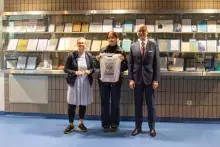 laureatka nagrody pocieszenia w towarzystwie Pani Kierownik biblioteki i Prodziekana ds. Współpracy Międzynarodowej i Rozwoju