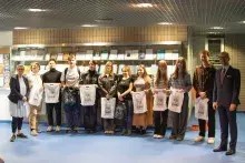 zdjęcie zbiorowe laureatów z nagrodami oraz Pani Kierownik biblioteki i Prodziekana ds. Współpracy Międzynarodowej i Rozwoju