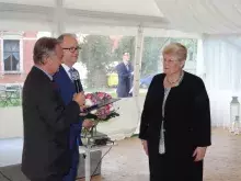 JM Rektor prof. zw. dr hab. Bernard Lammek wspólnie z Rektorem-elektem Prof. UG, dr hab. Jerzym Gwizdałą wręczają Srebrny Medal 