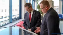 Odsłonięcie tablicy upamiętniającej śp. Lecha Kaczyńskiego